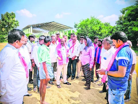 సీఎం, మంత్రులకు రైతుల బాధలు పట్టడం లేదు