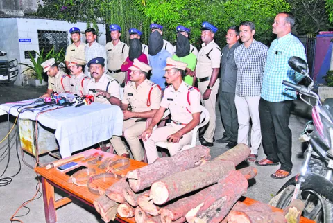 శ్రీగంధం చెట్లను నరికి చోరీకి పాల్పడుతున్న ముగ్గురి అరె