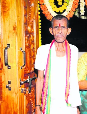ఒకే కుటుంబంలోని ముగ్గురి ఆత్మహత్యాయత్నం 