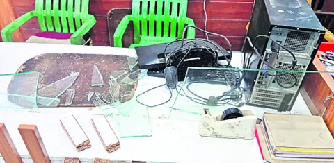 మద్యంమత్తులో పోలీస్‌ స్టేషన్‌పై దాడి