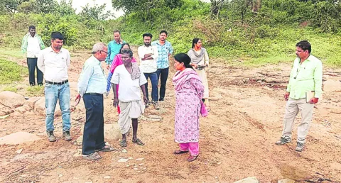 కలెక్టర్‌ ఆదేశాలతో కదలిన యంత్రాంగం 