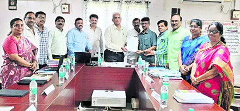 ఆర్టీసీ ఈడీ దృష్టికి ఉద్యోగుల సమస్యలు