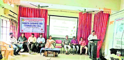 విద్యార్థులు నైపుణ్యాలు పెంచుకోవాలి 