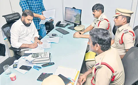 AP Police notices to Sakshi editor R Dhananjaya Reddy