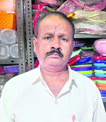 డబ్బు ఇవ్వలేదని తిప్పుతున్నారు..
