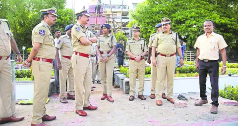 పోలీసు అమరవీరుల స్థూపం పనుల పరిశీలన 