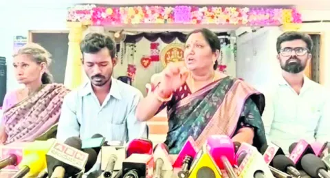 భూమి లాక్కుంటున్నారు.. 