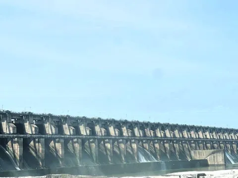వరద గేట్ల మూసివేత 