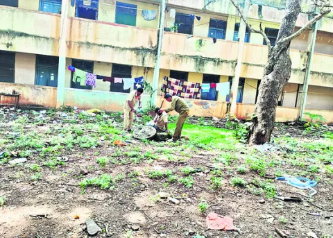 పాత పద్ధతిలోనే డ్రైనేజీ మ్యాన్‌హోల్‌ శుద్ధి 