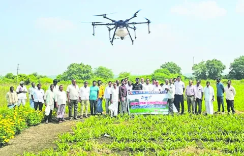 డ్రోన్‌ పిచికారీతో సమయం ఆదా 