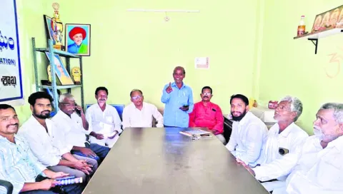 బీసీలకు 42 శాతం రిజర్వేషన్‌ అమలు చేయాలి 
