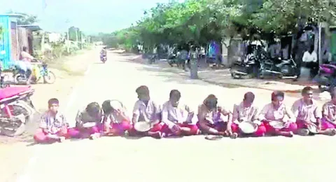 తాగునీటి కోసం రోడ్డెక్కిన విద్యార్థులు 