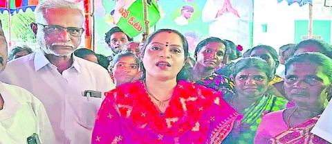 మహిళలకు ఎమ్మెల్యే క్షమాపణ చెప్పాలి 