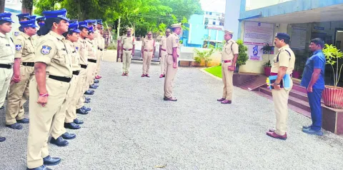 ఫిర్యాదులను త్వరగా పరిష్కరించండి 
