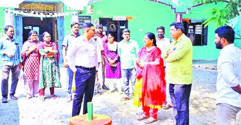 విధులకు హాజరుకాని సిబ్బందిపై కలెక్టర్‌ ఆగ్రహం