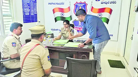 ప్రజా ఫిర్యాదులపై తక్షణమే స్పందించాలి 