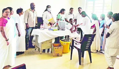 హెచ్‌ఎంతో పాటు ఇద్దరు ఉపాధ్యాయుల సస్పెన్షన్‌ 