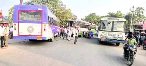 రెండు ఆర్టీసీ బస్సులు ఢీ