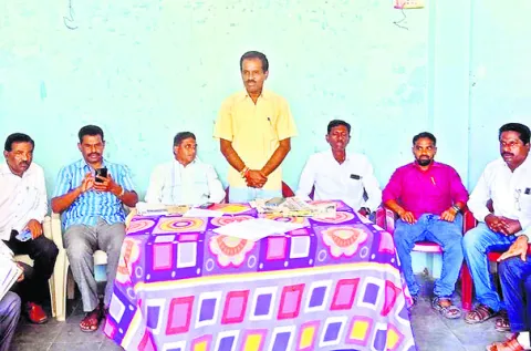 రాజకీయాలకతీతంగా బీసీలు ఏకం కావాలి