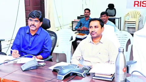 పెండింగ్‌ దరఖాస్తులు పరిష్కరించాలి
