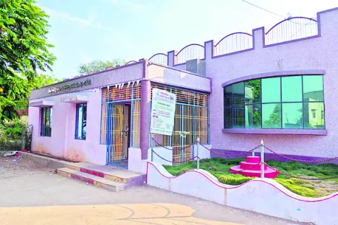 తహసీల్దార్‌ కార్యాలయంలో కలెక్షన్‌ కింగ్‌!