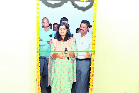 ధాన్యం కేంద్రాల్లో సమస్యలపై  కలెక్టరేట్‌లో కంట్రోల్‌ రూ