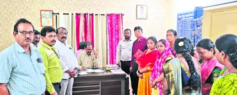 రిలీవ్‌ చేయాలంటూ ధర్నా