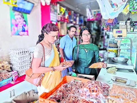 అధికారుల తనిఖీలు..  బెంబేలెత్తిన వ్యాపారులు 