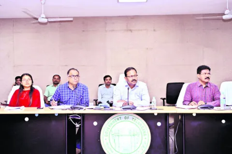 ఇళ్ల నిర్మాణాలను వేగవంతం చేయాలి 