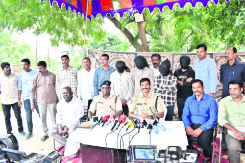 వాహనాల చోరీ నిందితుల అరెస్టు 