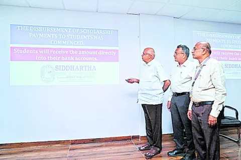 రూ 2.96కోట్ల మెరిట్‌ స్కాలర్‌షిప్‌లు పంపిణీ 