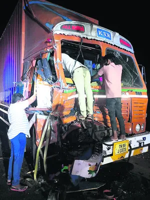 లారీని ఢీ కొన్న కంటైనర్‌