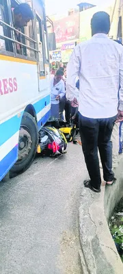 డీసీఎంను ఢీకొట్టిన  ఆర్టీసీ బస్సు