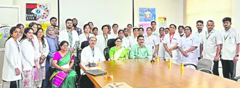 కారు చీకట్లో కాంతి రేఖ..!