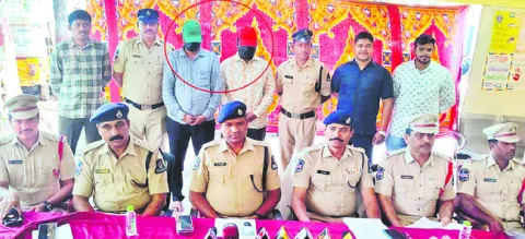 అద్దెకు తీసుకుని అమ్మేస్తారు.. 