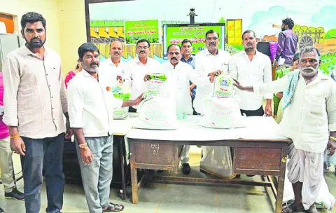 నాణ్యమైన విత్తనాలతో అధిక దిగుబడులు 