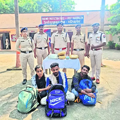 మర్రిపాలెం రైల్వేస్టేషన్‌లో 4 కిలోల గంజాయి స్వాధీనం 