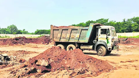 గ్రావెల్‌ తవ్వకాలపై మైనింగ్‌, విజిలెన్స్‌ దాడులు 