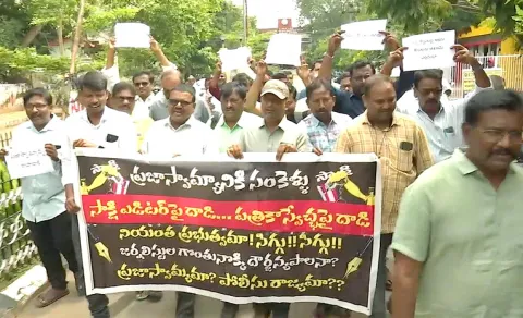 Journalists Protest Over Chandrababu Govt Conspiracy Against Sakshi