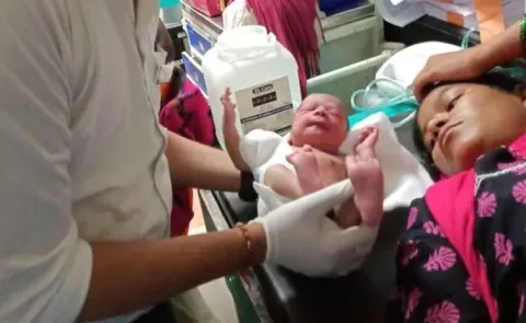 Mumbai man helps deliver child with doc on video call