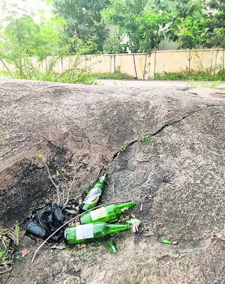 తాగుబోతుల అడ్డాగా పాఠశాల ఆవరణ