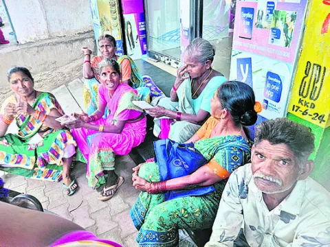 యూరియా కోసం ఎదురు చూపులు 