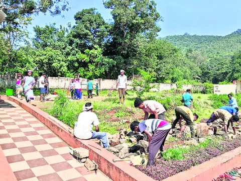 పాఠశాలలో విద్యార్థుల తల్లిదండ్రుల శ్రమదానం