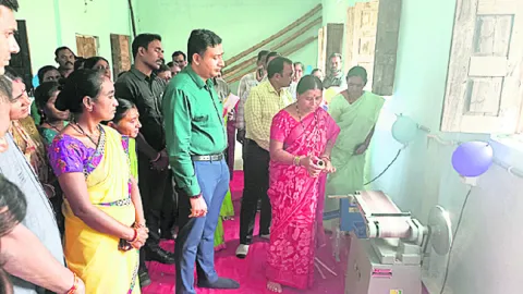 మహిళలు ఆర్థిక స్వావలంబన సాధించాలి