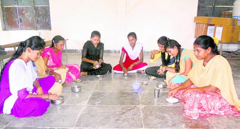 అర్ధాకలి చదువులు!