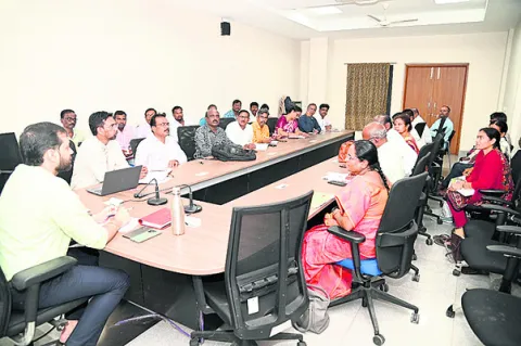 ‘విద్యార్థుల హాజరుపై దృష్టి పెట్టాలి’