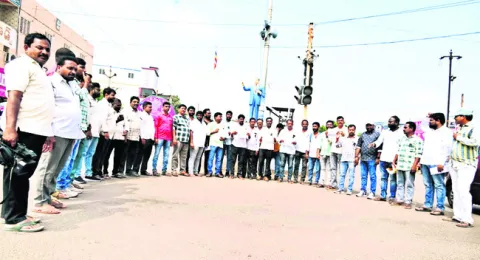 ‘సాక్షి’పై వేధింపులు సరికాదు 