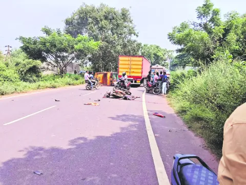 బైక్‌ను ఢీకొన్న ఆటో 