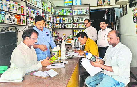 ఎరువుల విక్రయాలు నిలుపుదల 