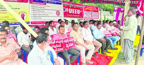 విద్యుత్‌ కాంట్రాక్టు కార్మికుల సమస్యలను పరిష్కరించాలి 